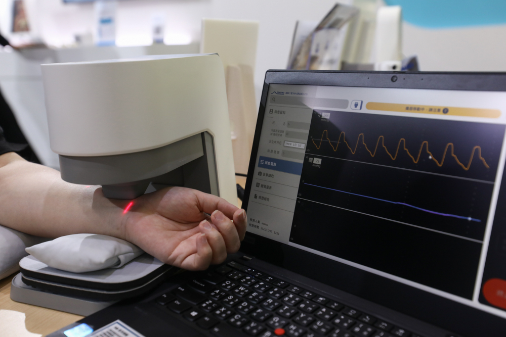 NG28耘康脈象檢測系統透過電腦精準控制升降系統，還原中醫師三指把脈過程的舉、按、尋手法，將脈象感受轉化成數據，未來可結合大數據分析，實現智慧醫療及準確性
